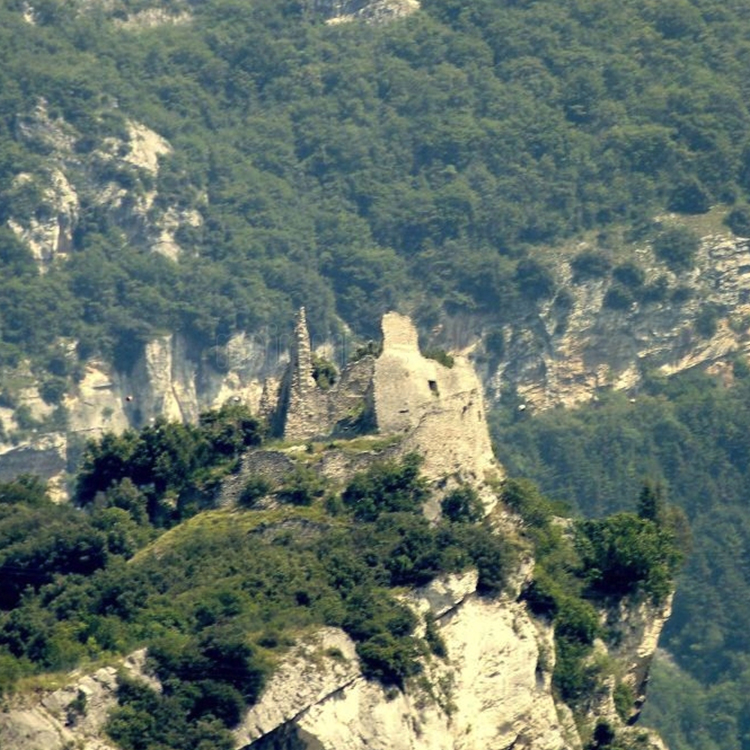 Hotel Luise - Secret places - Starting from the center of the town of Nago, above Torbole, with a short walk you get to the ruins of the ancient Penede castle