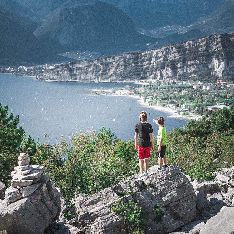 Hotel Luise - Secret places - Busatte - Tempesta Trail: Starting from the Busatte Park, above Torbole, you cross a beautiful Mediterranean wood and end up on a steep mountainside right above Lake Garda