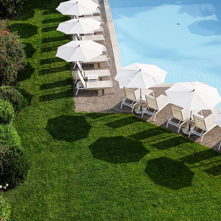 Hotel Luise - Rilassarti al meglio in giardino e in piscina.