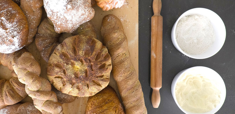 Fatto a mano al Luise: ogni giorno, a colazione, sforniamo pane fresco di pasta madre: bianco, integrale, con farina di mais, con semi di zucca, al cioccolato, alle olive... Farina italiana al 100%, meglio che a casa.