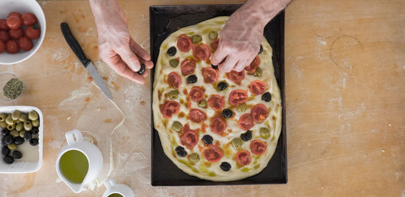 Fatto a mano al Luise: farine biologiche macinate a pietra, lievito naturale, olio extravergine di oliva del Garda Trentino, una lunga fermentazione: a colazione, a pranzo, a cena, è sempre l’ora giusta per la pizza.