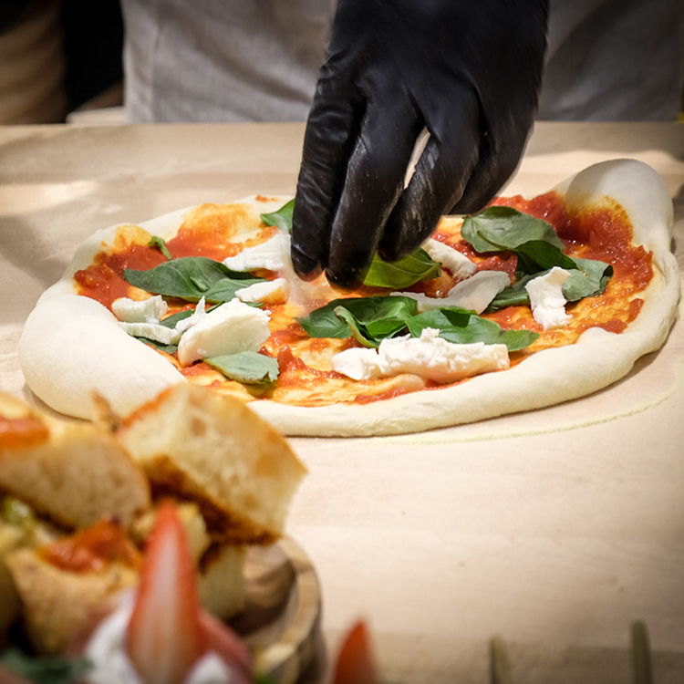 Fatto a mano al Luise: farine biologiche macinate a pietra, lievito naturale, olio extravergine di oliva del Garda Trentino, una lunga fermentazione: a colazione, a pranzo, a cena, è sempre l’ora giusta per la pizza.