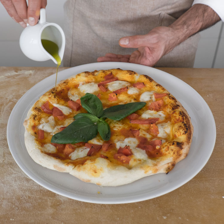 Fatto a mano al Luise: farine biologiche macinate a pietra, lievito naturale, olio extravergine di oliva del Garda Trentino, una lunga fermentazione: a colazione, a pranzo, a cena, è sempre l’ora giusta per la pizza.