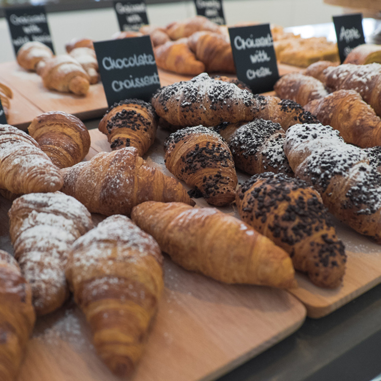 Fatto a mano al Luise: crostata, cheesecake alla ricotta, tenerina, strudel, torta alla carota, sbrisolona, linzer... Ti sfidiamo a provarle tutte!
